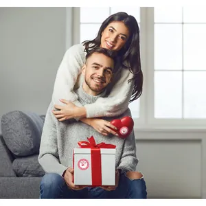 Adesivi decorativi Happy Valentine's Day su scatola regalo tenuta da una coppia
