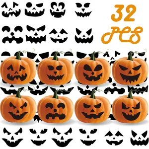 Dettaglio che mostra 32 adesivi per facce di zucca di Halloween su sfondo bianco
