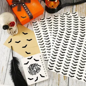 Gedetailleerd overzicht van zwarte vleermuisstickers op een schrift voor Halloween