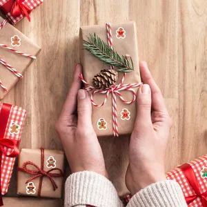 Vista detallada de pegatinas de hombre de jengibre en cajas de regalo de papel kraft