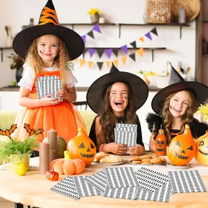 Blije kinderen in heksenkostuums met zwarte vleermuisstickers voor Halloween decoratie