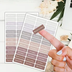 Detailansicht minimalistischer Planer-Aufkleber mit Wochentags-Etiketten in neutralen Farbtönen