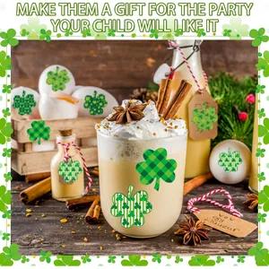 Pegatinas de trébol de San Patricio en vasos festivos y decoraciones de regalos de fiesta