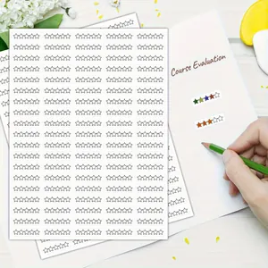 Gros plan de stickers d'évaluation par étoiles vierges pour un carnet de notes de cours