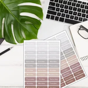Makro-Detailansicht von 36 minimalistischen Wochentag-Aufklebern in Morandi-Farben für Planer