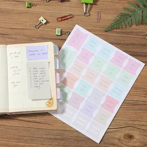 Detail van gekleurde waterdichte index-tabbladen voor notitieboek in kantoorplanner