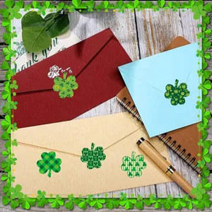 Pegatinas de trébol verde decorativas para sellar sobres de varios colores vibrantes.