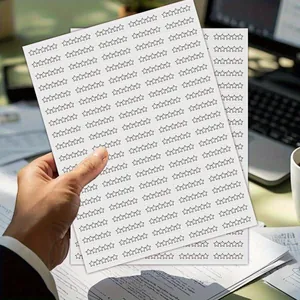 Main tenant des feuilles blanches de stickers de notation cinq étoiles pour livres et films