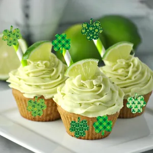 Detalle de pegatinas de trébol del Día de San Patricio en cupcakes festivos verdes