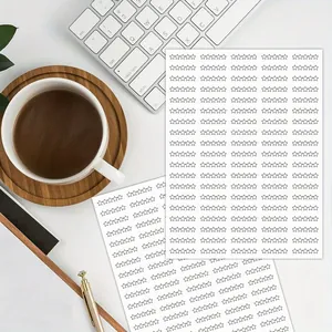 Autocollants d'évaluation par étoiles vierges pour journaux sur un bureau avec café