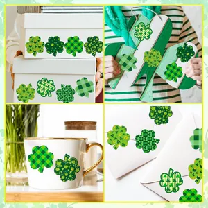 Pegatinas de trébol verde con múltiples patrones aplicadas en cajas, tazas y sobres