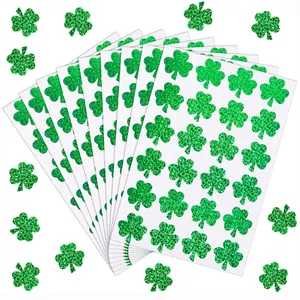 Vista detallada de pegatinas de trébol con purpurina verde para la fiesta de San Patricio