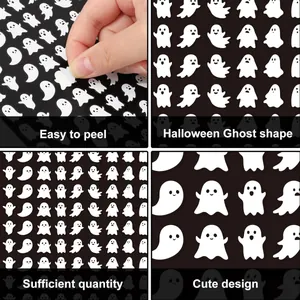 Gros plan détaillé sur d'adorables autocollants de fantômes d'Halloween blancs et mignons
