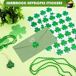 Pegatinas de trébol verde brillante en hojas y sobre verde para decoraciones de San Patricio