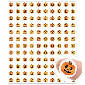 Vue détaillée de petits autocollants ronds de citrouille d'Halloween pour bricolage.