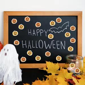 Vue détaillée des autocollants de citrouille d'Halloween sur tableau et bocal