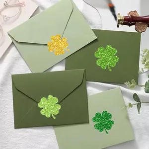 Pegatinas de trébol con purpurina como sellos de sobres para San Patricio.