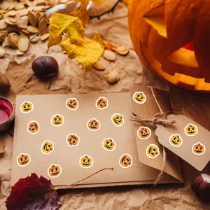 Autocollants de citrouille d'Halloween décorés sur une enveloppe et étiquette en kraft
