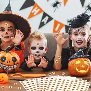 Enfants avec autocollants citrouille Halloween sur visages et citrouilles pour loisirs