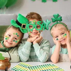 Niños celebrando San Patricio con pegatinas de trébol verde y accesorios festivos.