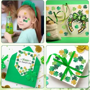 Primer plano de pegatinas de trébol verde brillante para decoración de San Patricio