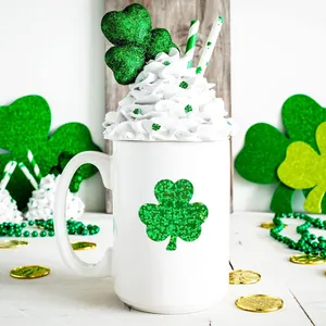Primer plano de una pegatina de trébol verde brillante en una taza para el Día de San Patricio