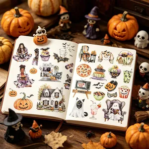 Gros plan d'autocollants peints à la main sur le thème d'Halloween dans un carnet