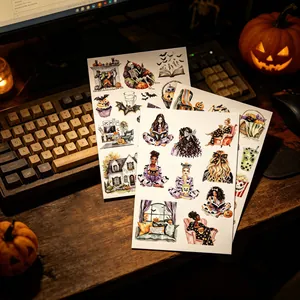 Lot de stickers d'Halloween aux illustrations dessinées à la main sur un bureau vintage
