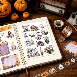 Détail montrant divers autocollants de citrouille d'Halloween dans un scrapbooking