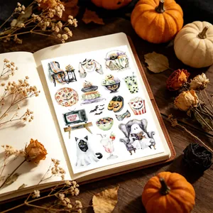 Gros plan d'autocollants d'Halloween à l'aquarelle avec citrouilles et fantômes sur carnet
