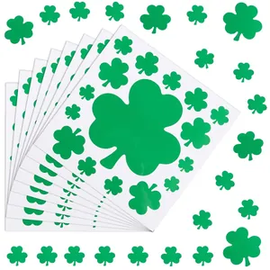 Primer plano de pegatinas de trébol verde apiladas para decorar en San Patricio
