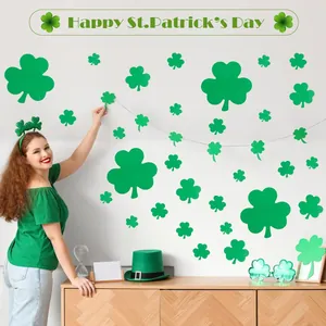 Vista de estilo de vida de pegatinas de trébol verde para fiesta de San Patricio