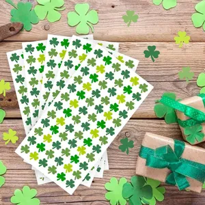 Pegatinas de trébol de San Patricio sobre fondo de madera con cajas de regalo verdes