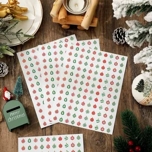 Vista detallada de mini pegatinas de Navidad con patrones de adornos en marco festivo