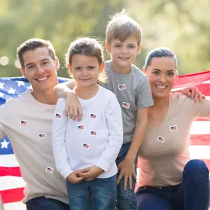 Pequeñas pegatinas de la bandera americana en la ropa para una fiesta familiar al aire libre.