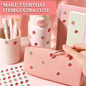 Mini pegatinas de fresa en estuche rosa y botella de agua para decorar con estilo