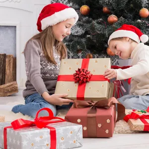 Primer plano de pegatinas navideñas de hombre de jengibre decorando regalos en ambiente festivo.
