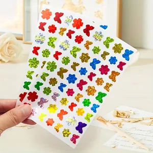 Close-up van holografische vlinder- en bloemstickers met een levendig lasereffect