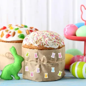 Primer plano de mini pegatinas de conejitos de Pascua decorando envoltorio de pan tradicional