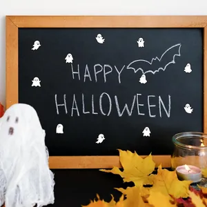 Vista detallada de mini pegatinas de fantasmas y murciélagos para decoro Halloween