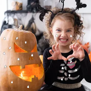 Primer plano de mini pegatinas de fantasmas blancos aplicadas en la cara para Halloween