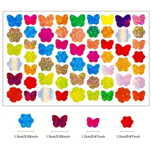 Gedetailleerde weergave van kleurrijke holografische vlinder- en bloemstickers met maten