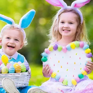 Detalle de mini pegatinas de conejitos de Pascua en un tablero decorativo con forma de corazón.