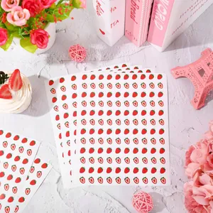 Primer plano de alta calidad de 120 mini pegatinas de fresa con un lindo patrón de frutas
