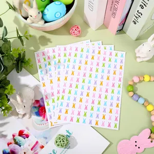 Primer plano detallado de mini pegatinas de conejitos coloridos para proyectos de DIY.