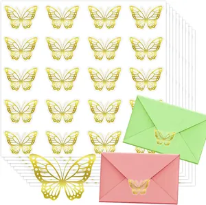 Detailweergave van gouden vlinderstickers voor het verzegelen van enveloppen
