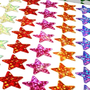 Primer plano de pegatinas de estrellas holográficas brillantes con textura láser