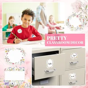 Mooie decoratieve bloemenkrans naamlabels op schoolbanken en grijze archiefkasten