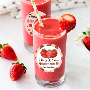 Λεπτομερής λήψη αυτοκόλλητων φράουλας Thank You σε ποτήρι με smoothie φράουλας
