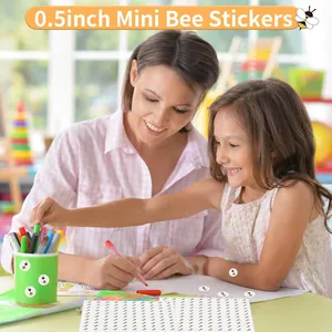 Madre e hija jugando con mini pegatinas de abejas de 0,5 pulgadas para manualidades